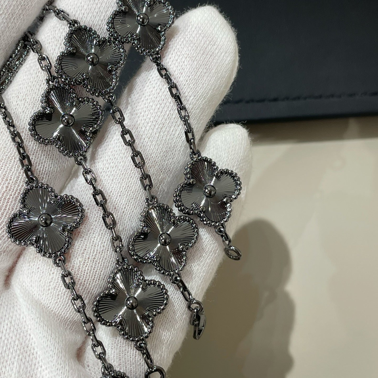[Amore]CLOVER 5 MOTIF BLACK BRACELET