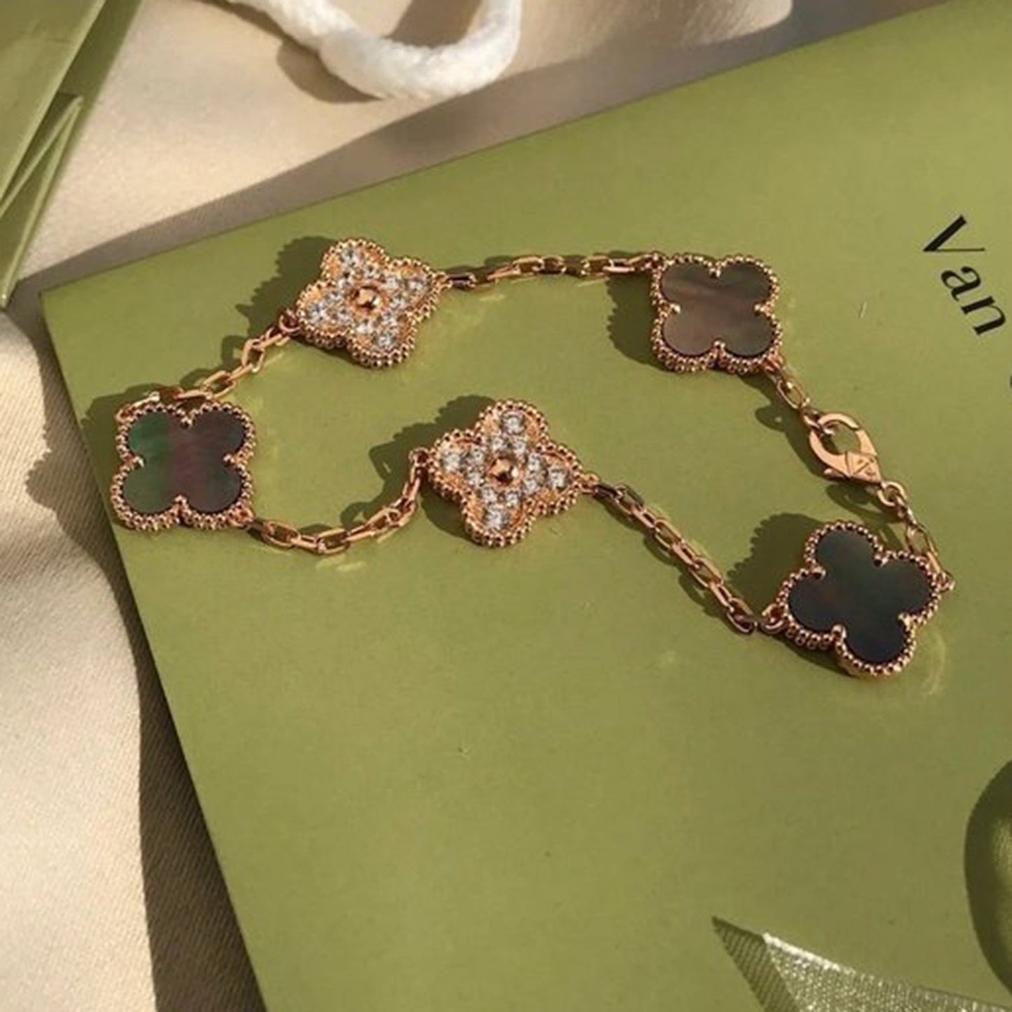 [Amore] CLOVER 5 MOTIF GRAY MOP BRACELET COLLECTION