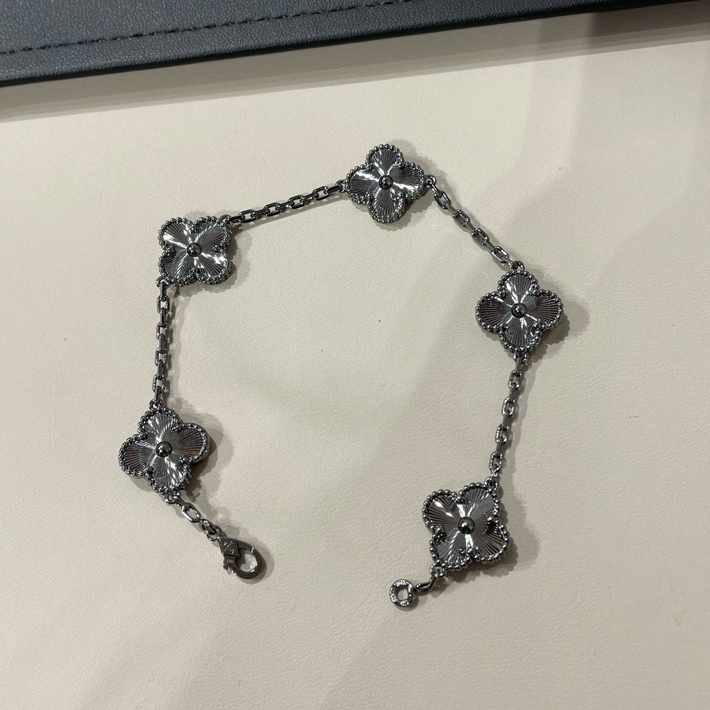 [Amore]CLOVER 5 MOTIF BLACK BRACELET