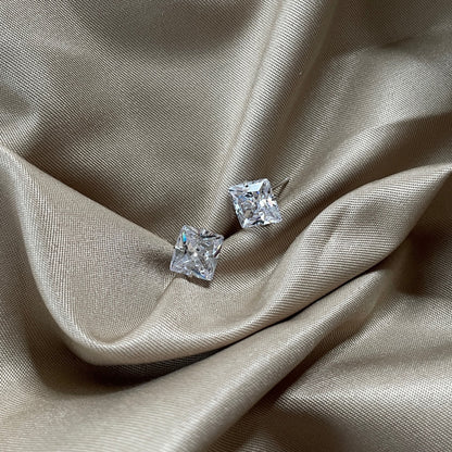 [Amore]Stylish Shiny Square Center Stone Stud Earrings