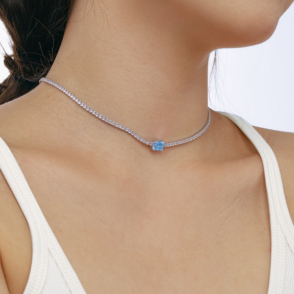 [Amore]2.0 carat Ornate Emerald Cut Necklace