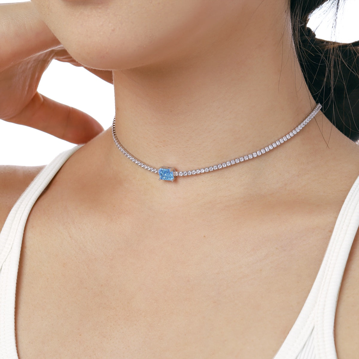 [Amore]2.0 carat Ornate Emerald Cut Necklace