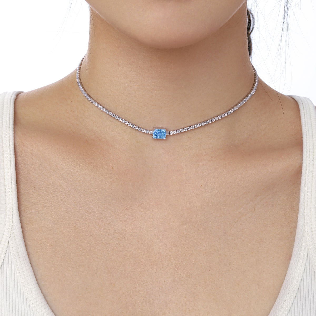 [Amore]2.0 carat Ornate Emerald Cut Necklace