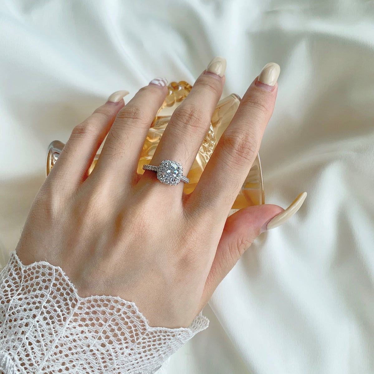 [Amore]Dazzling Resplendent Round Cut Wedding Ring