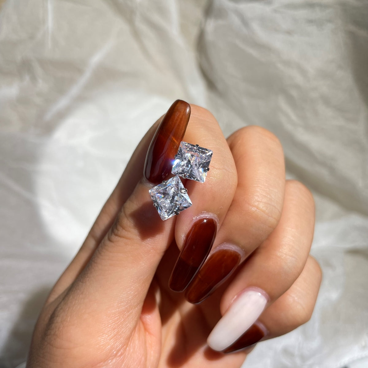 [Amore]Stylish Shiny Square Center Stone Stud Earrings