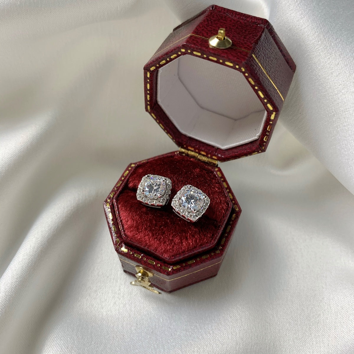 [Amore]Classic Round Center Stone Stud Earrings
