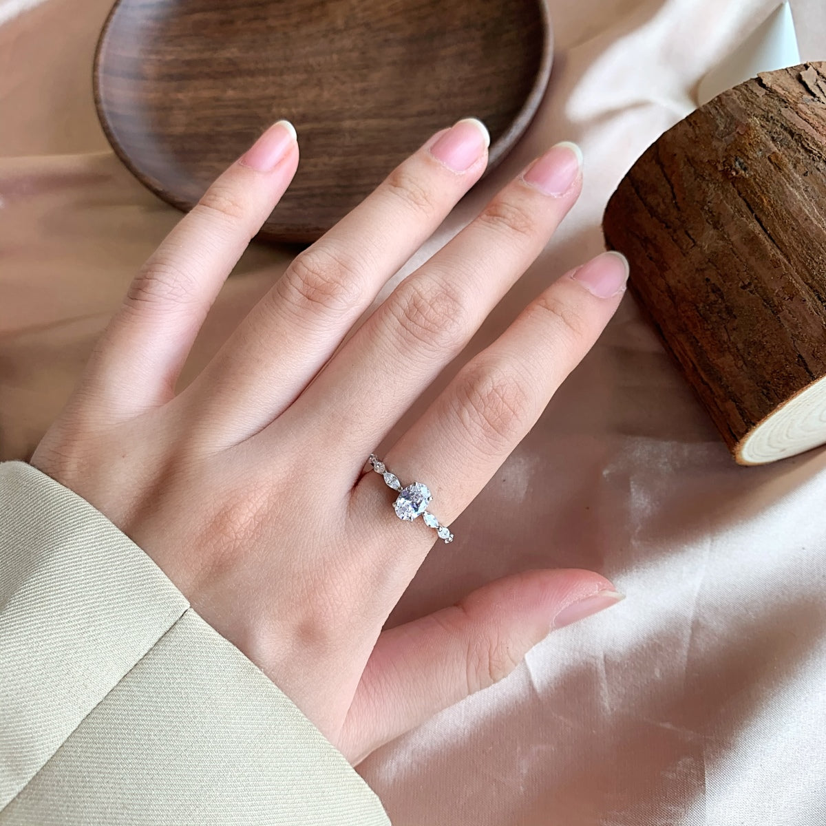 [Amore]0.75 Carat Luxurious Vibrant Elongated Cushion Cut Daily Ring
