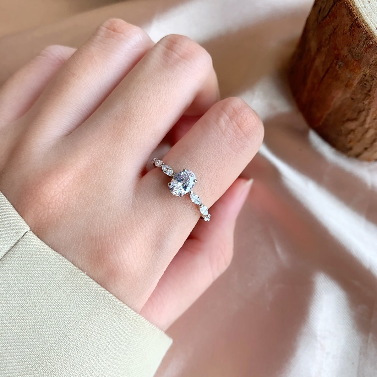 [Amore]0.75 Carat Luxurious Vibrant Elongated Cushion Cut Daily Ring