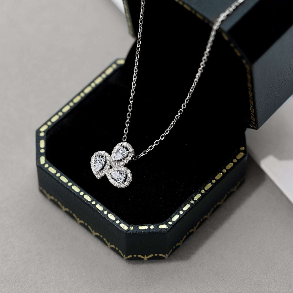 [Amore]Elegant Flower Shape Pear Cut Necklace