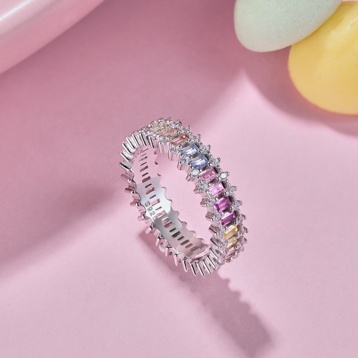 [Amore]Splashy Ornate Emerald Cut Cocktail Ring