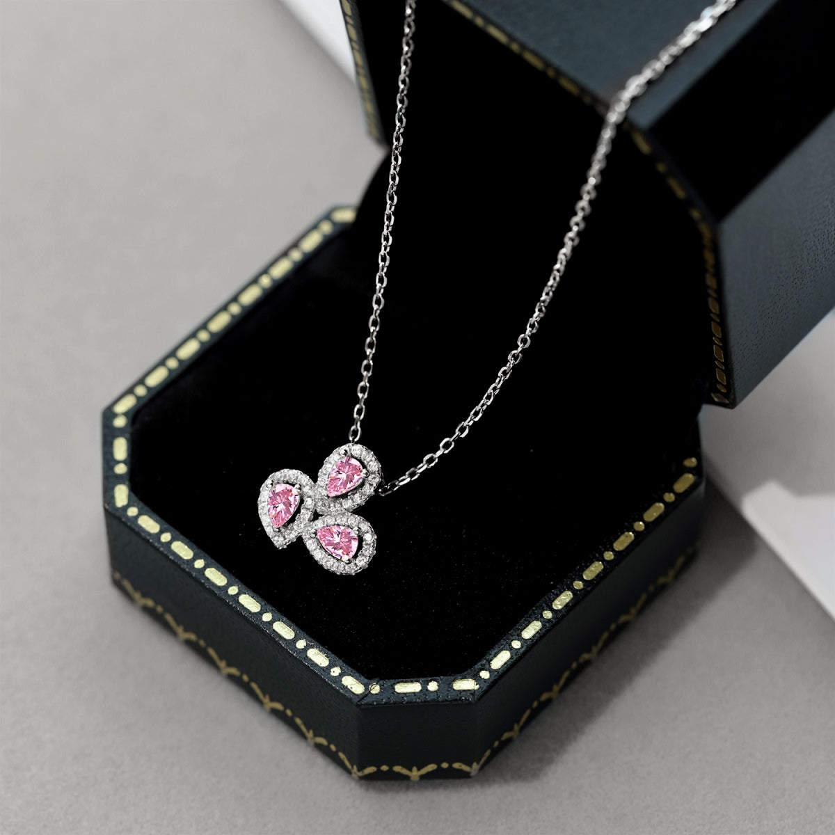 [Amore]Elegant Flower Shape Pear Cut Necklace