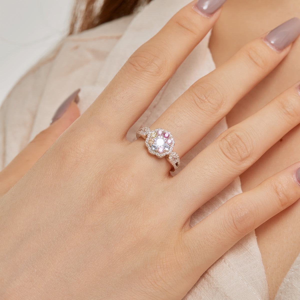 [Amore]Delicate Colorful Round Cut Flower Shape Wedding Ring