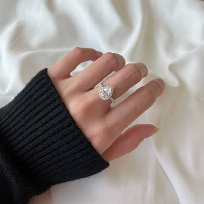 [Amore]1.0 Carat Luxurious Resplendent Water Drop Shape Wedding Ring