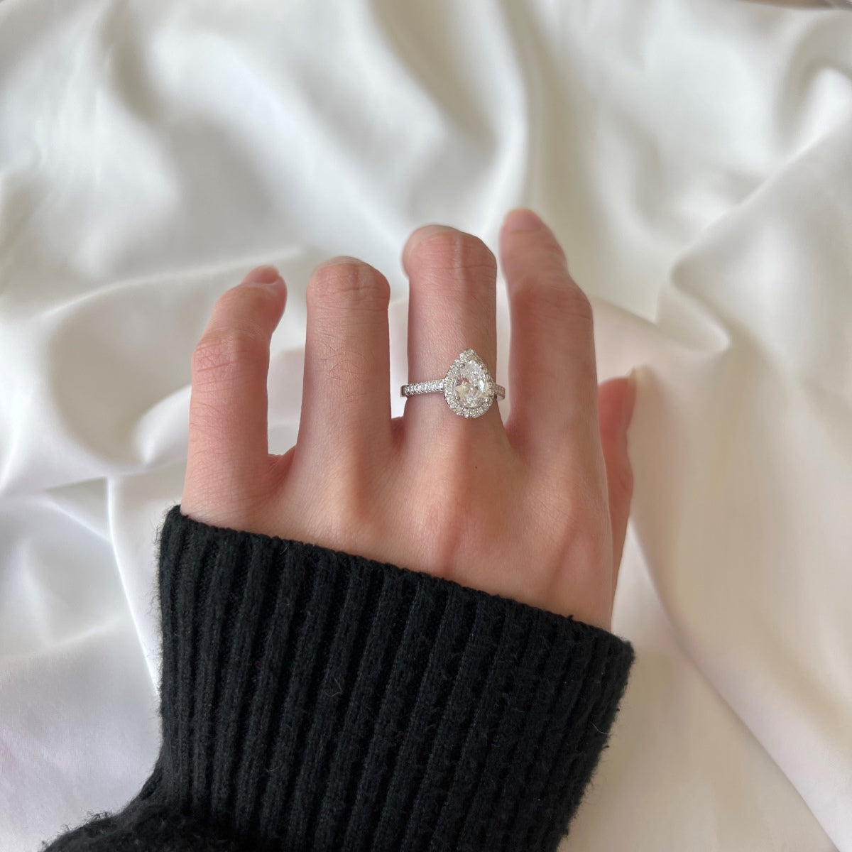 [Amore]1.0 Carat Luxurious Resplendent Water Drop Shape Wedding Ring