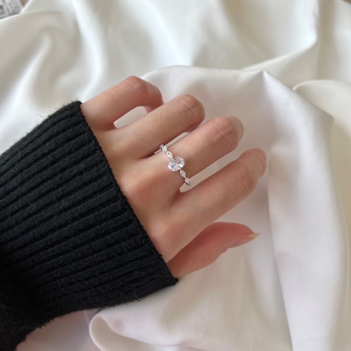 [Amore]0.75 Carat Luxurious Vibrant Elongated Cushion Cut Daily Ring