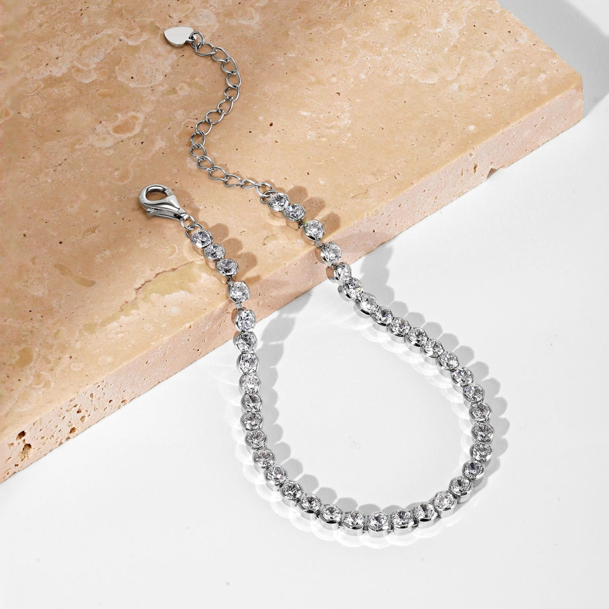 [Amore]Ornate  Sparkling Round Cut Daily Bracelet