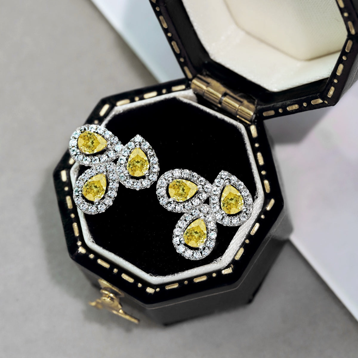 [Amore]Ornate Flower Shape Pear Cut Lover Earrings