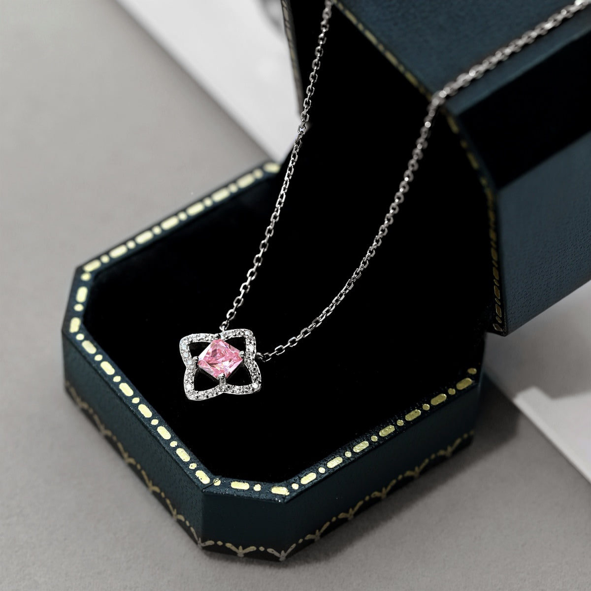[Amore]Exquisite Flower Shape Princess Cut Necklace