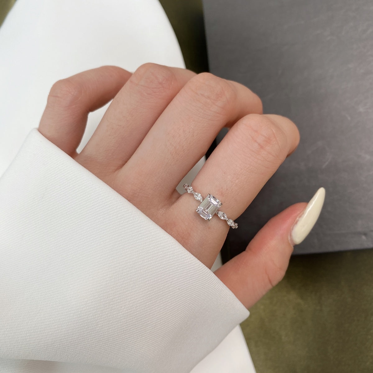 [Amore]1.0 Carat Dainty Resplendent Radiant Cut Daily Ring
