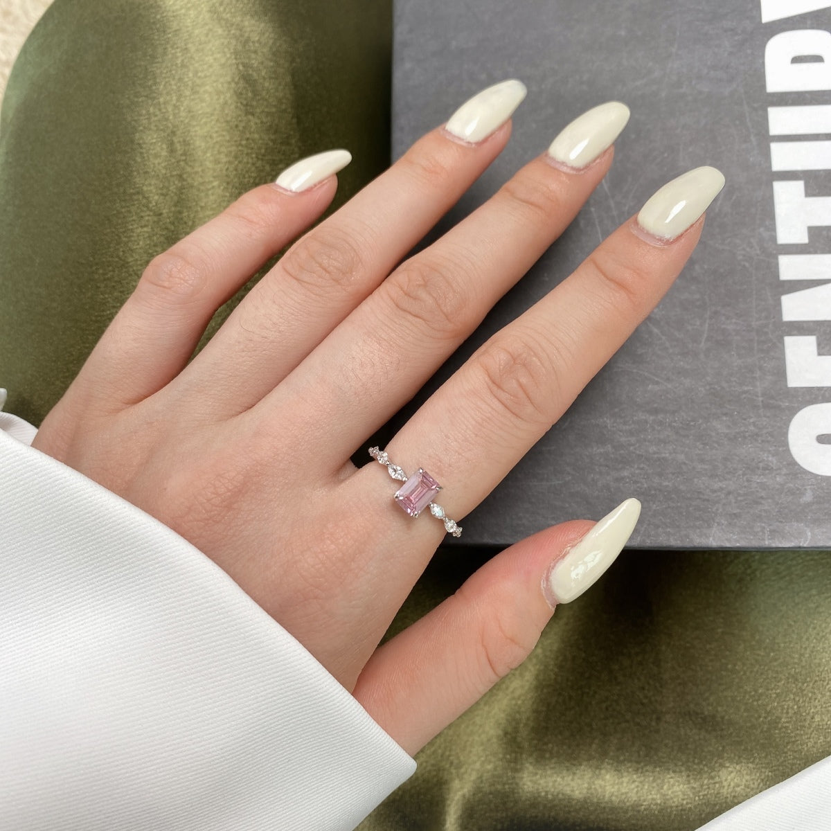 [Amore]1.0 Carat Dainty Resplendent Radiant Cut Daily Ring