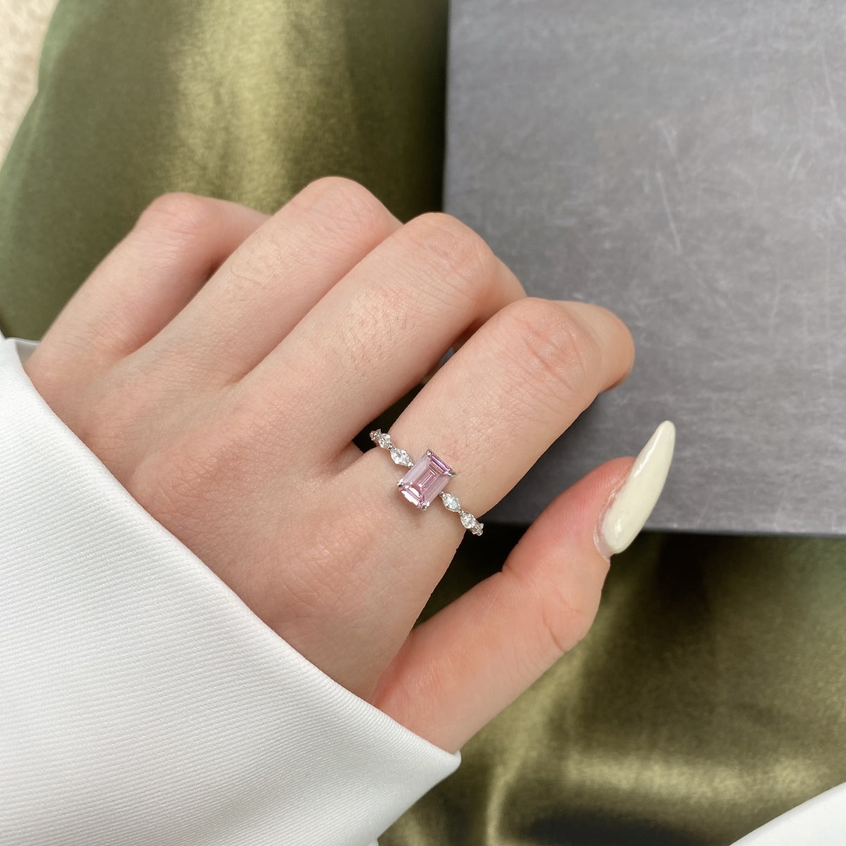 [Amore]1.0 Carat Dainty Resplendent Radiant Cut Daily Ring