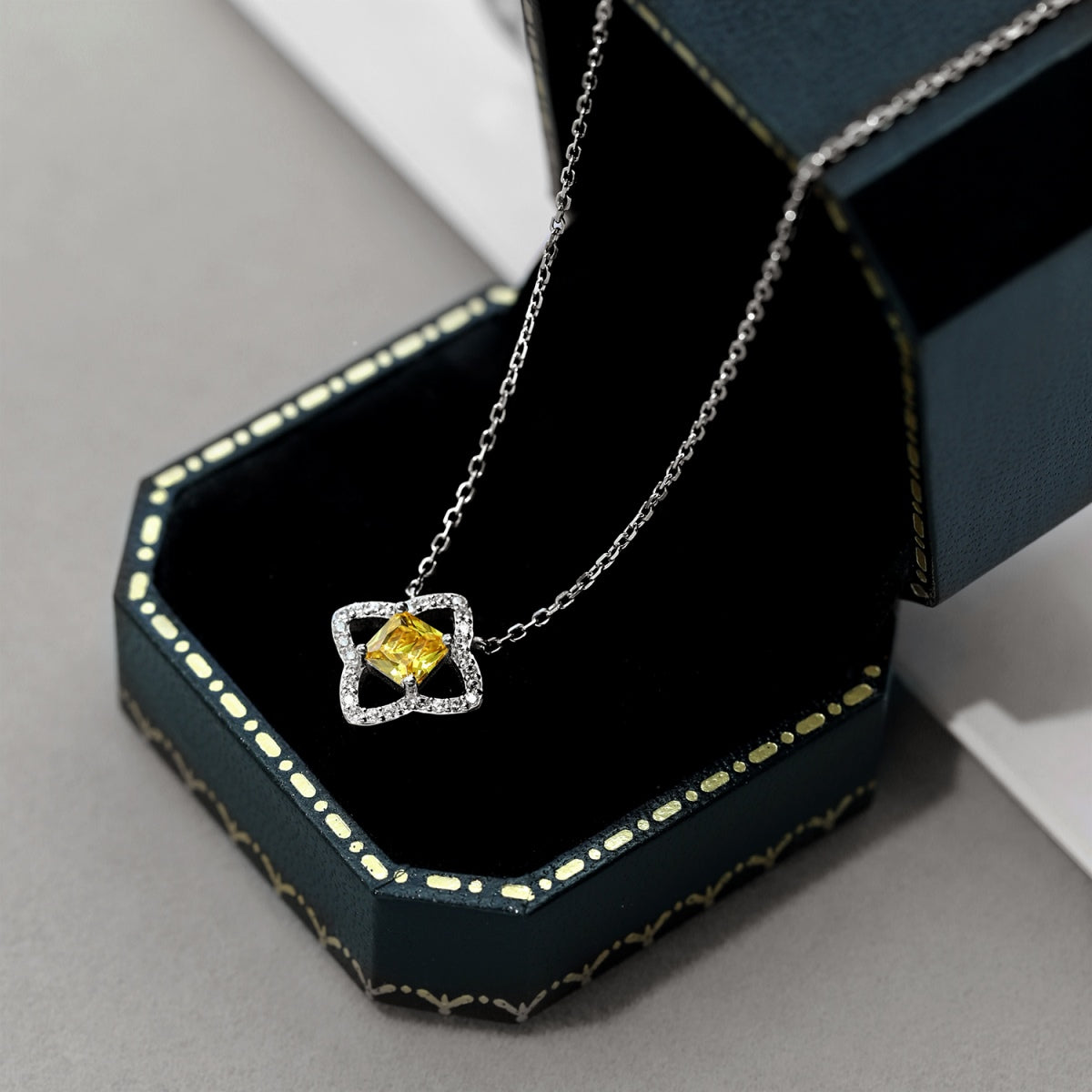 [Amore]Exquisite Flower Shape Princess Cut Necklace