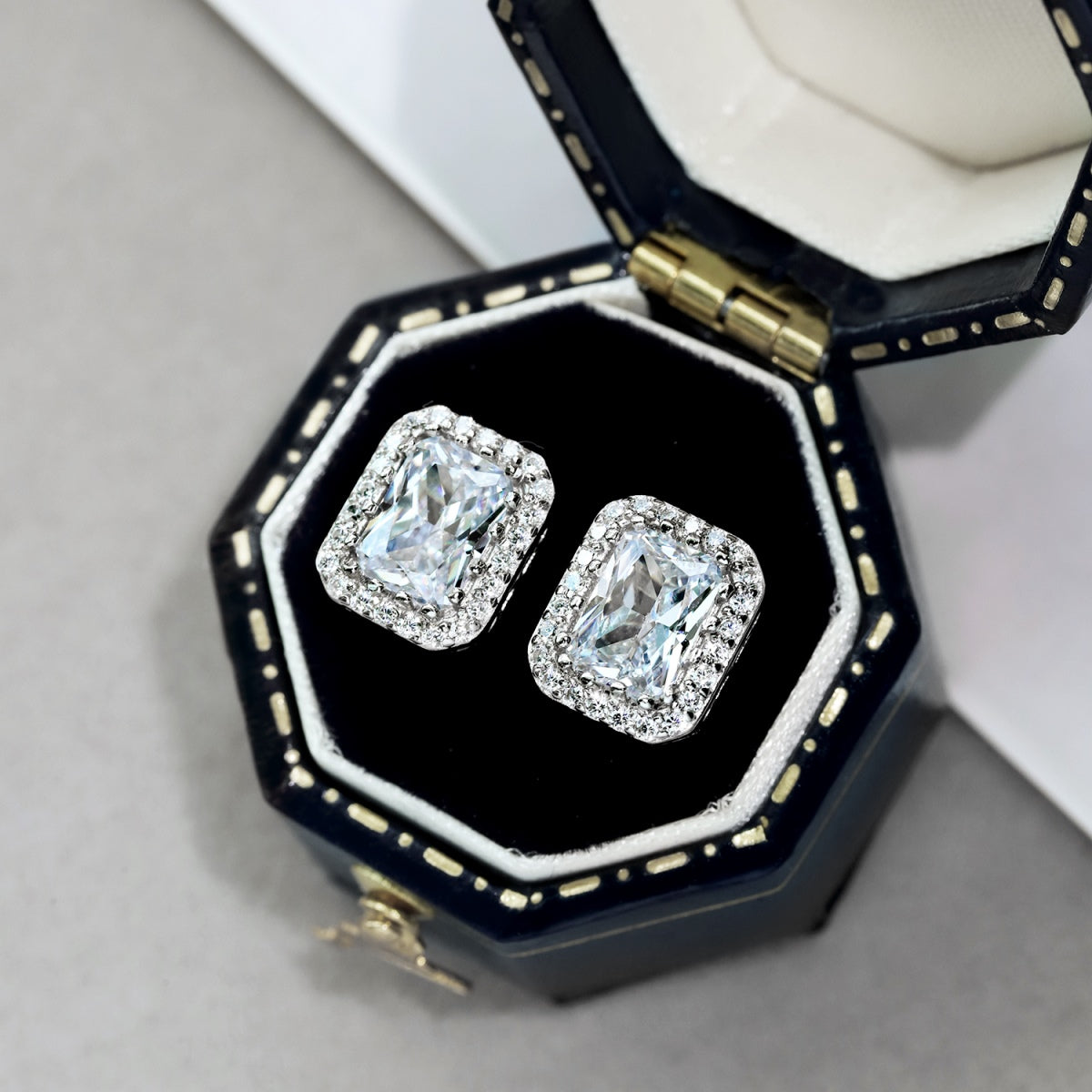 [Amore]1.0 Carat Luxurious Dainty Emerald Cut Daily Earrings