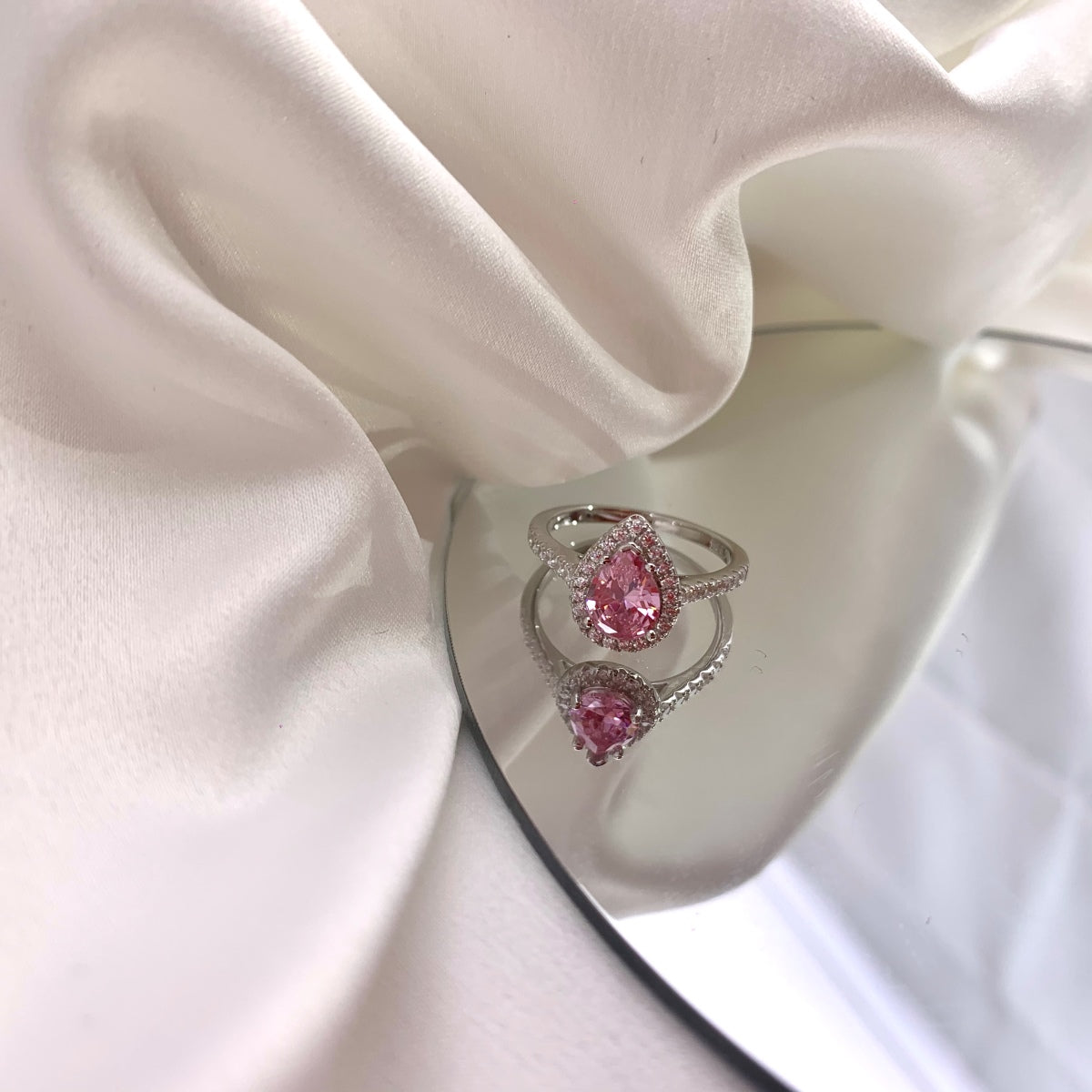 [Amore]1.0 Carat Luxurious Resplendent Water Drop Shape Wedding Ring