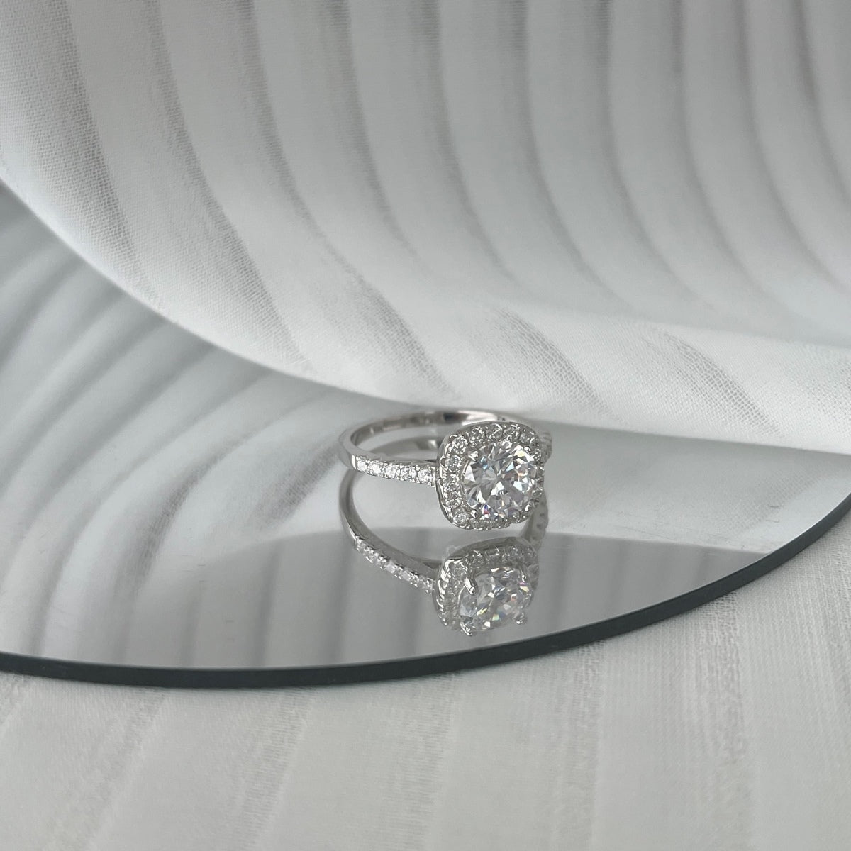 [Amore]Dazzling Resplendent Round Cut Wedding Ring