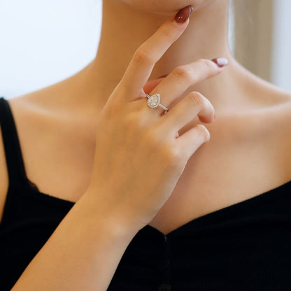 [Amore]1.0 Carat Luxurious Resplendent Water Drop Shape Wedding Ring
