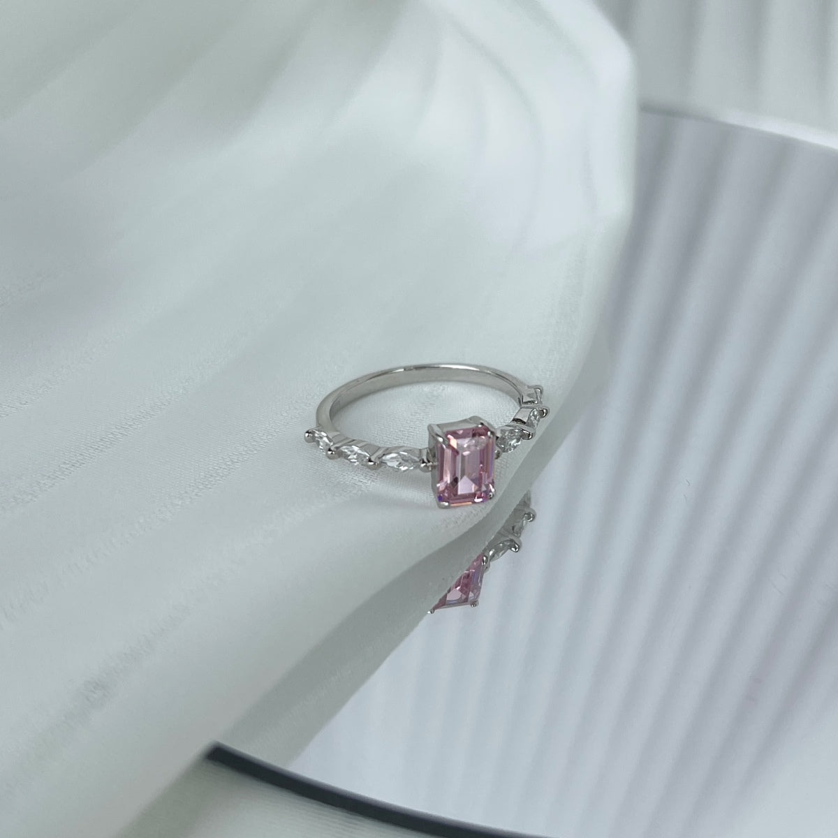 [Amore]1.0 Carat Dainty Resplendent Radiant Cut Daily Ring