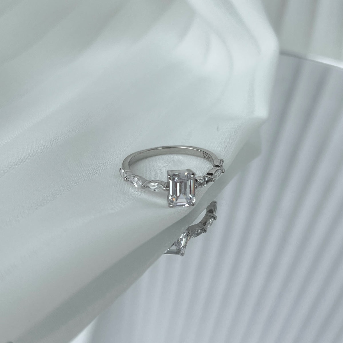 [Amore]1.0 Carat Dainty Resplendent Radiant Cut Daily Ring