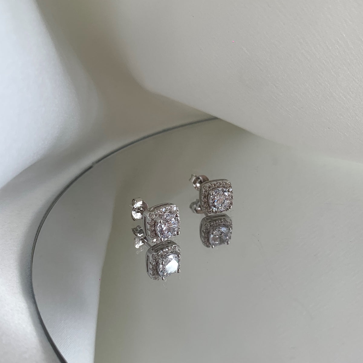 [Amore]Classic Round Center Stone Stud Earrings