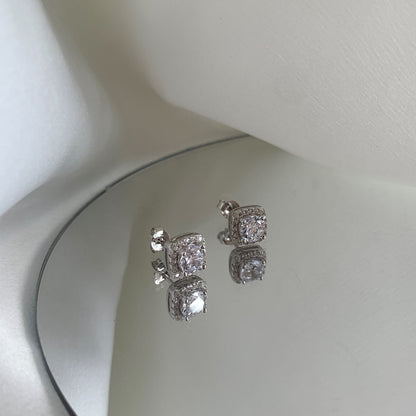 [Amore]Classic Round Center Stone Stud Earrings