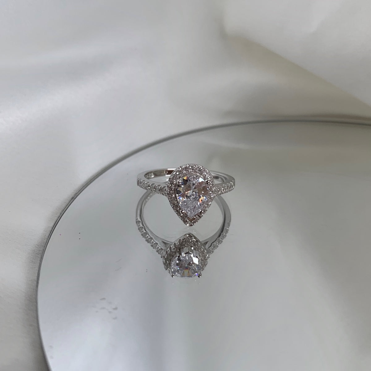 [Amore]1.0 Carat Luxurious Resplendent Water Drop Shape Wedding Ring