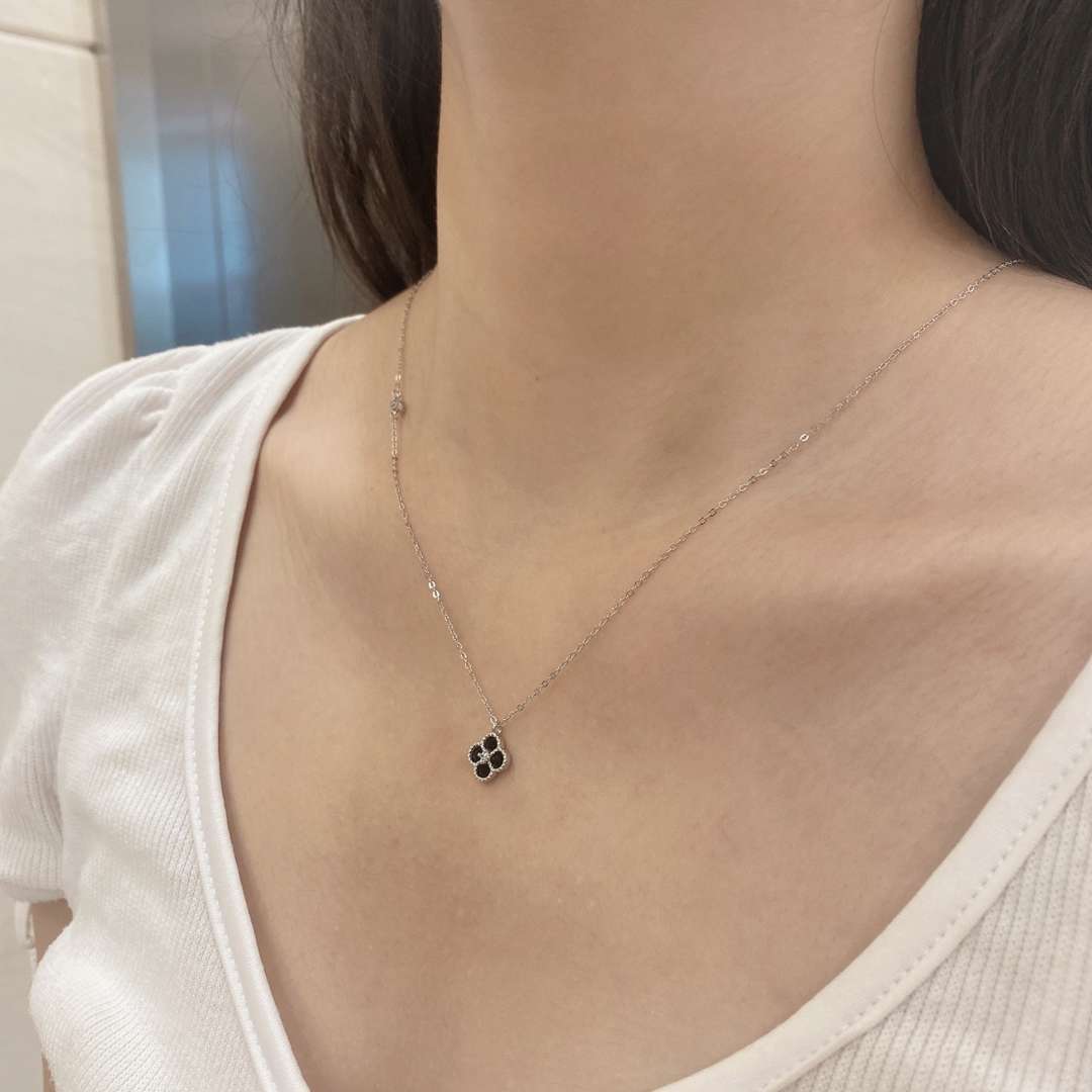 [Amore]Delicate Flower Shape Necklace