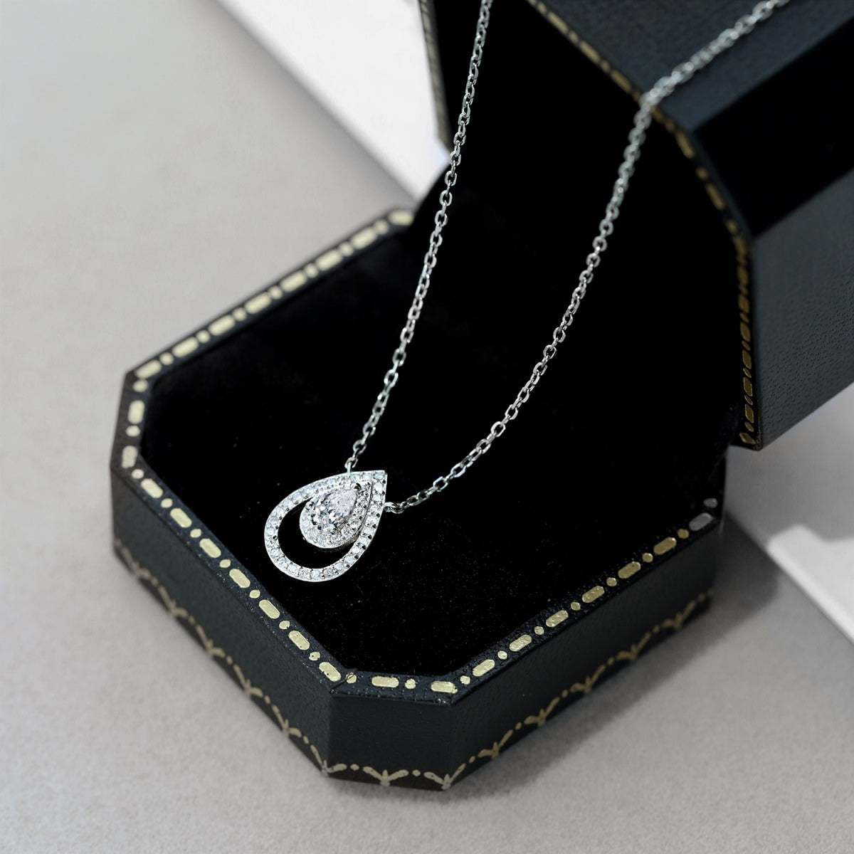 [Amore]Sparkling Pear Cut Necklace