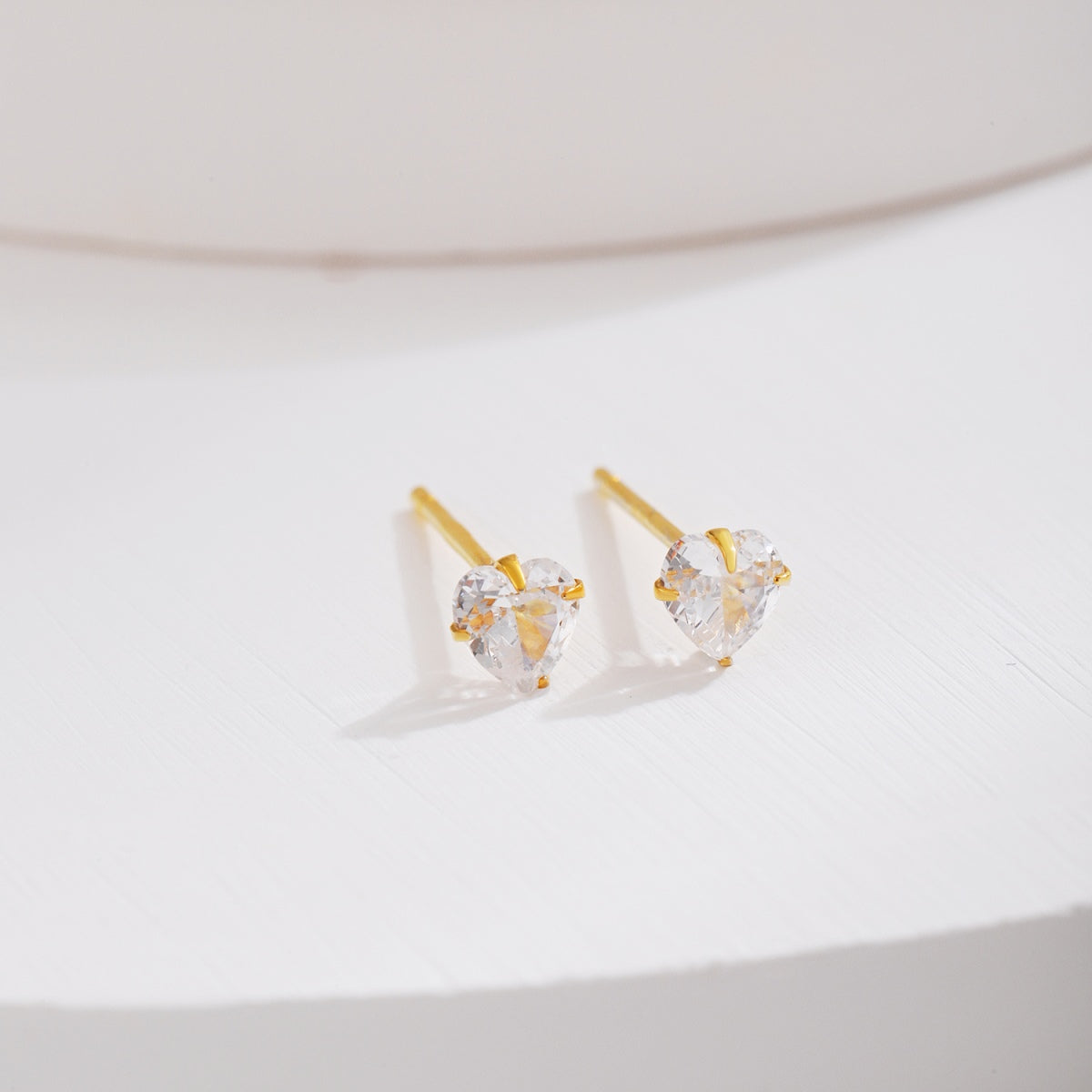 [Amore]Sparkling Heart Shaped Simple Earrings