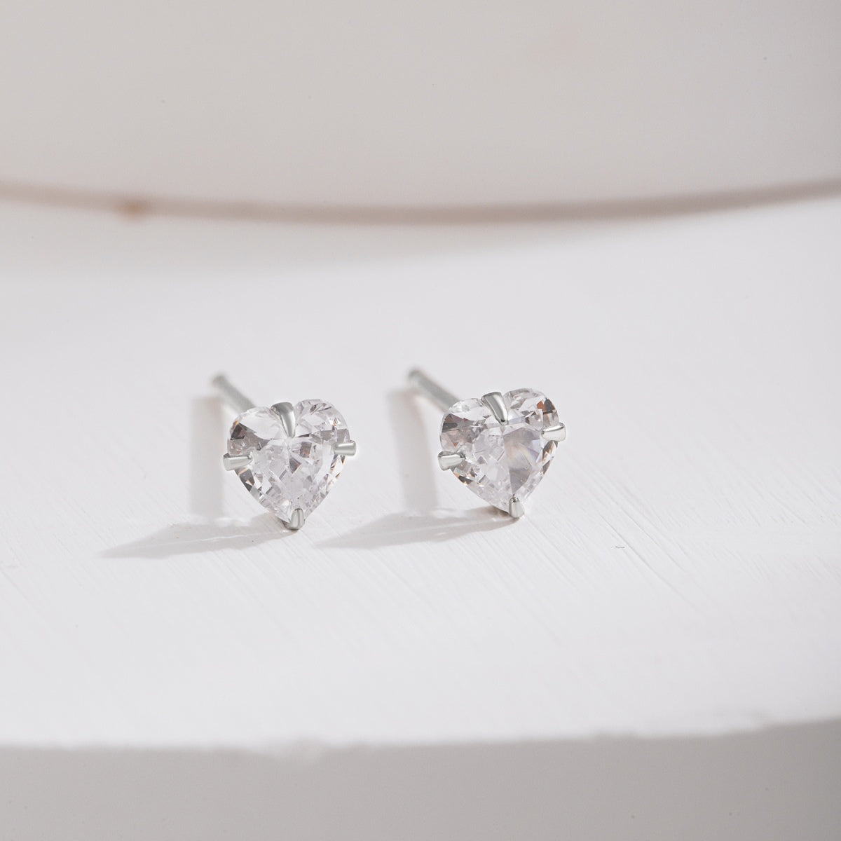 [Amore]Sparkling Heart Shaped Simple Earrings