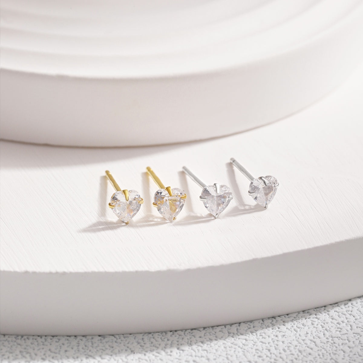 [Amore]Sparkling Heart Shaped Simple Earrings