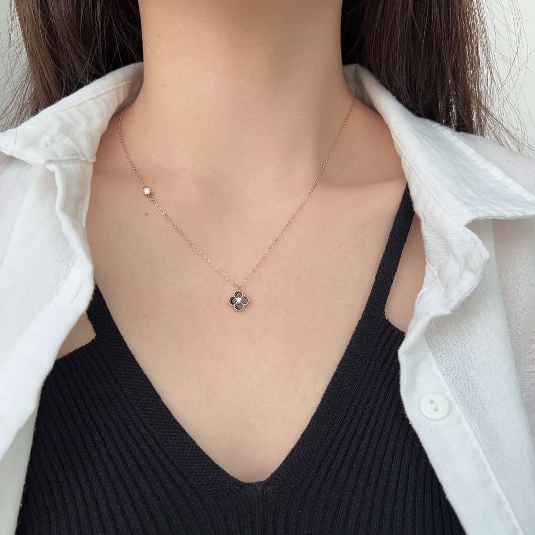 [Amore]Delicate Flower Shape Necklace