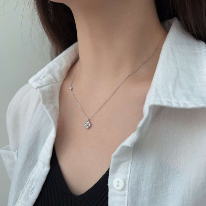 [Amore]Delicate Flower Shape Necklace