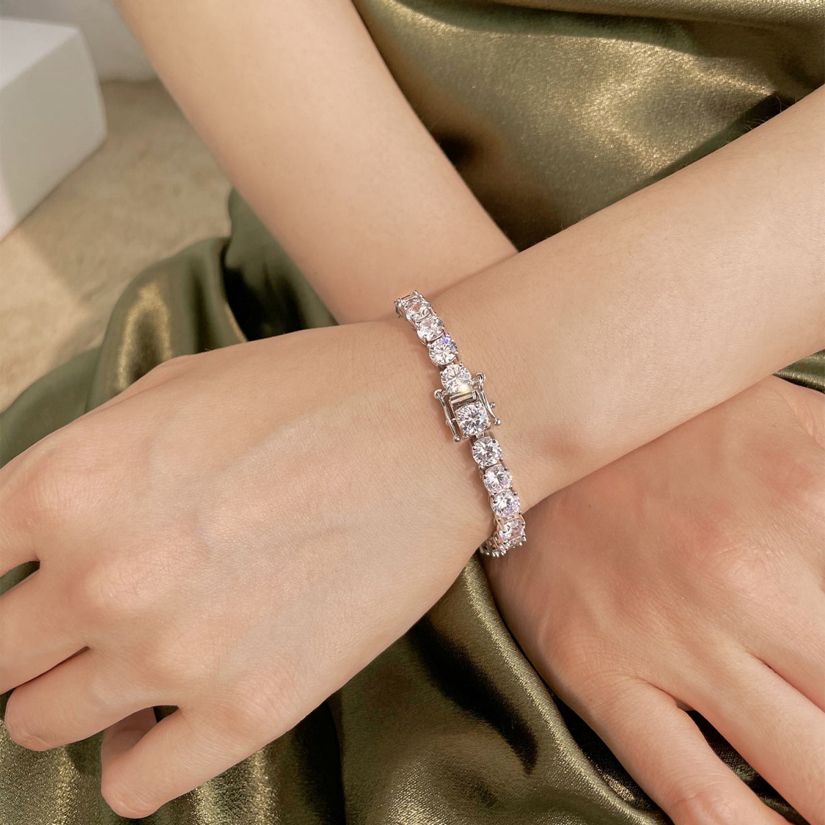 [Amore]0.75 Carat Dazzling Round Cut Wedding Bracelet