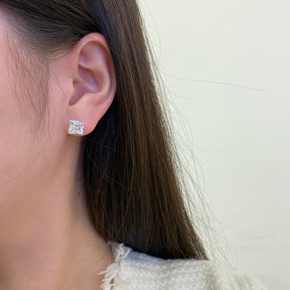 [Amore]Stylish Shiny Square Center Stone Stud Earrings