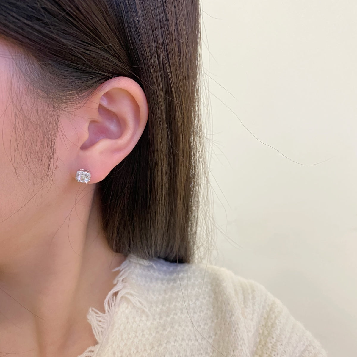 [Amore]Classic Round Center Stone Stud Earrings