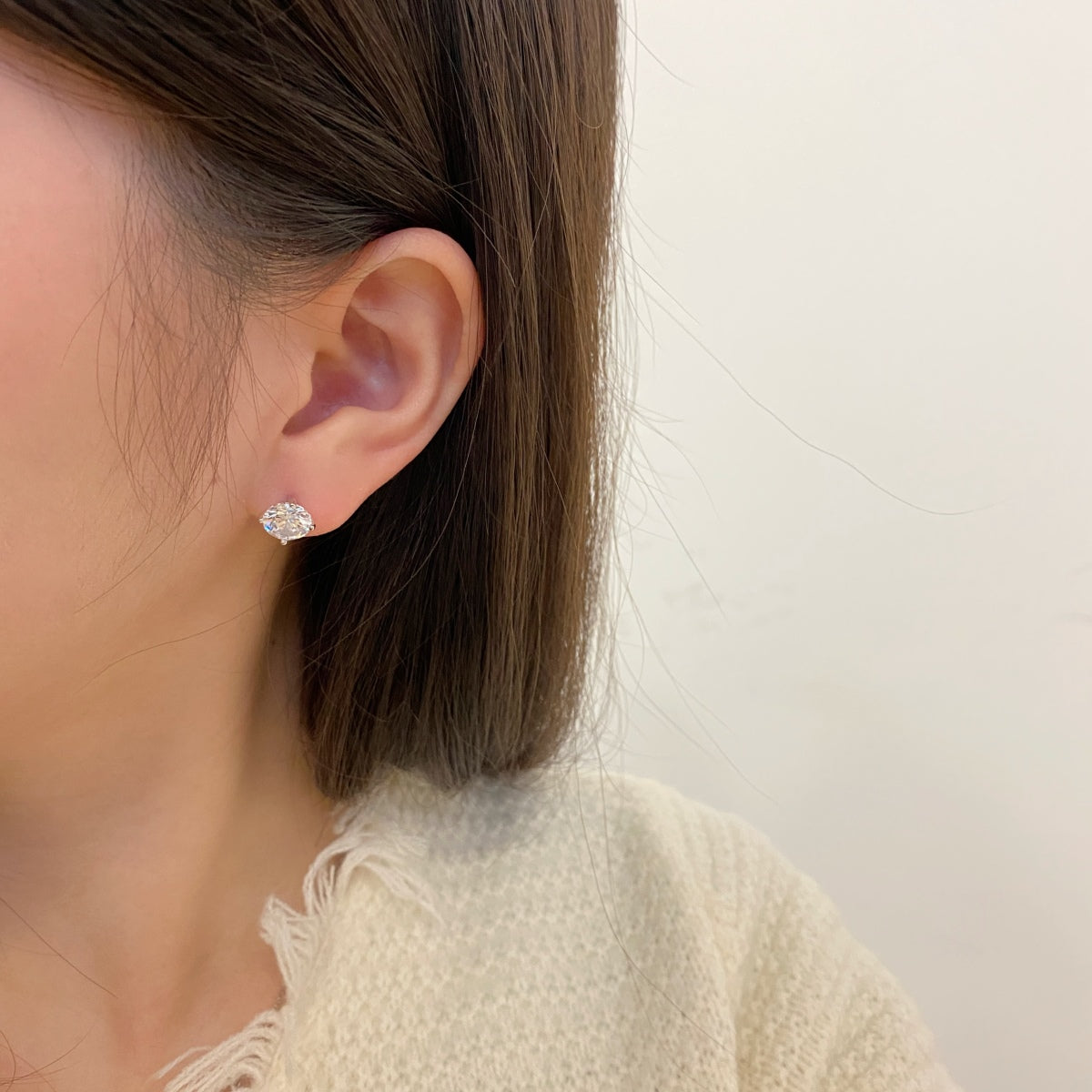 [Amore]Stylish Shiny Round Center Stone Stud Earrings