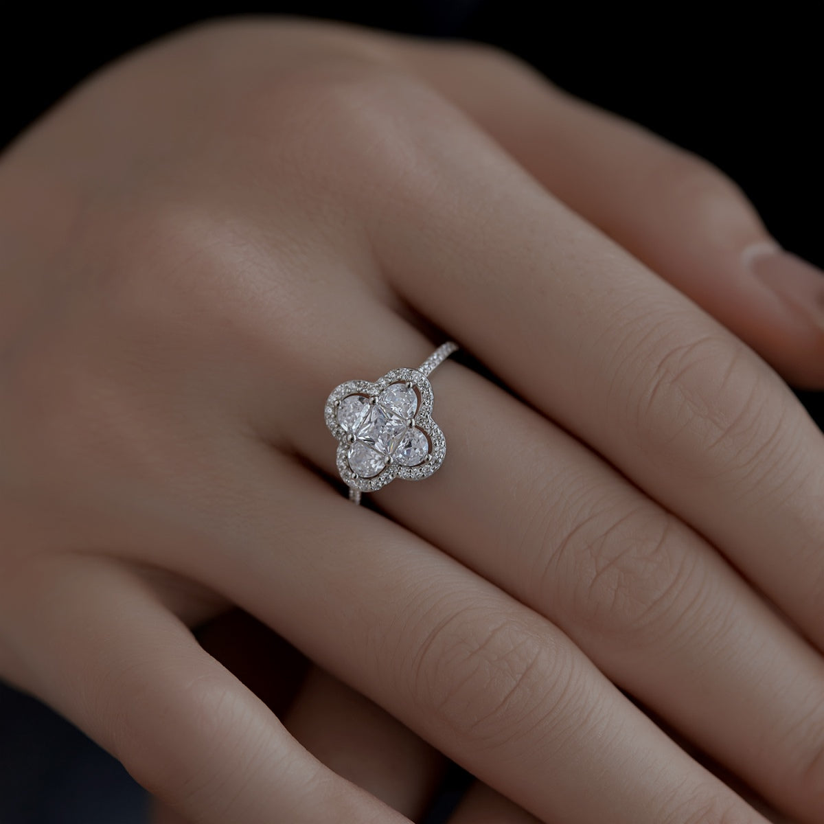 [Amore]Luxurious Eternity Flower Shape Banquet Ring