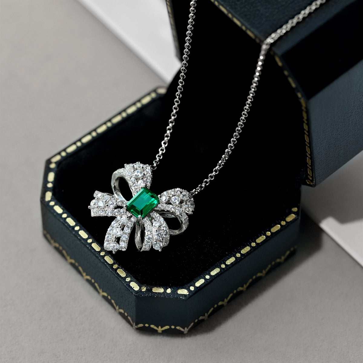 [Amore]Luxurious Flower Shape Emerald Cut Necklace