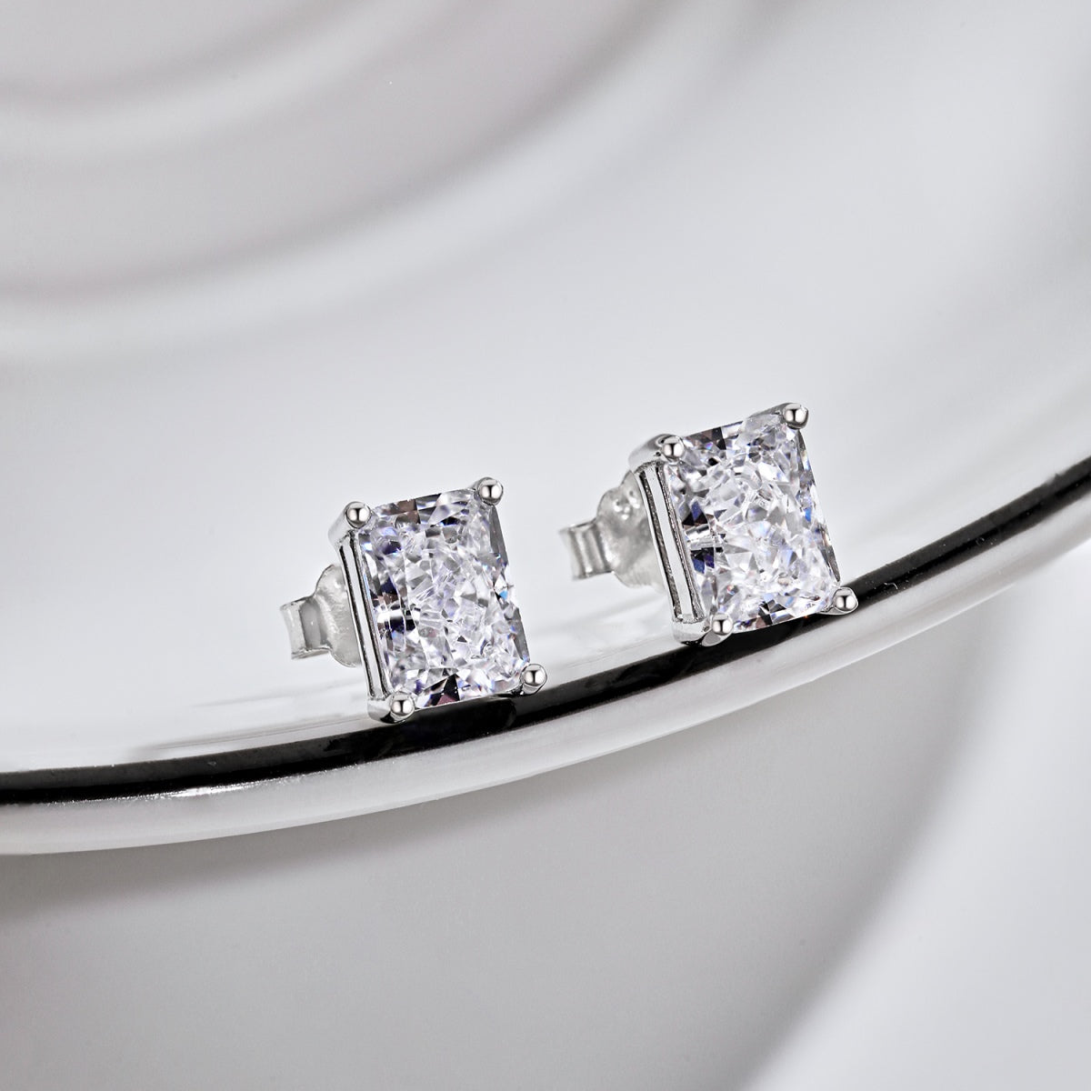 [Amore]Radiant Luxurious Princess Cut Daily Earrings
