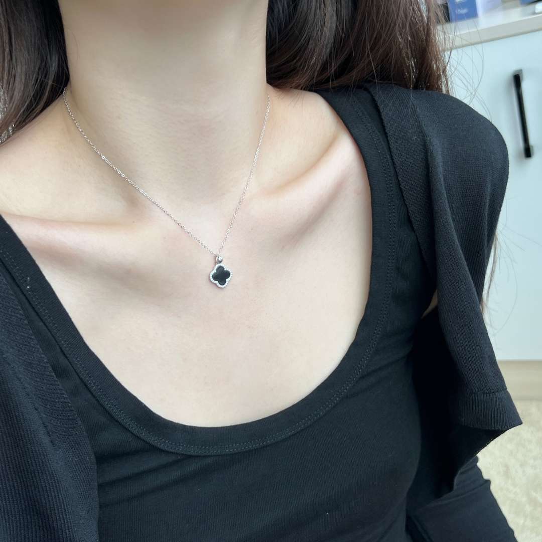 [Amore]Dainty Flower Shape Necklace